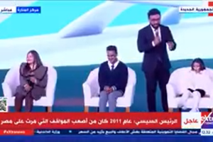 نامت على المنصة.. الرئيس السيسى يطلب عدم إيقاظ طفلة على مسرح احتفالية "قادرون باختلاف"